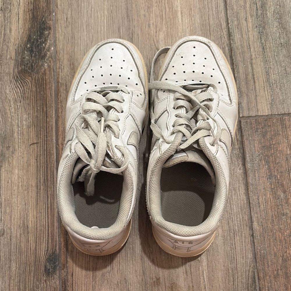 Nike White Sneakers Classic Retro Design